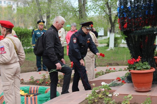 В ГО ЗАТО Комаровский прошла церемония возложения цветов к мемориалу, посвященному Великой Отечественной войне