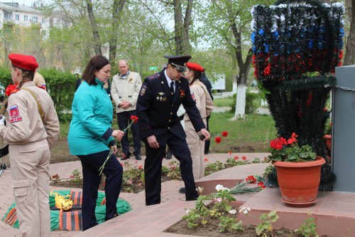 В ГО ЗАТО Комаровский прошла церемония возложения цветов к мемориалу, посвященному Великой Отечественной войне