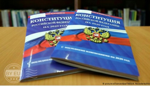 Сотрудники миграционного пункта информируют граждан о преступлениях и правонарушениях в миграционной сфере.