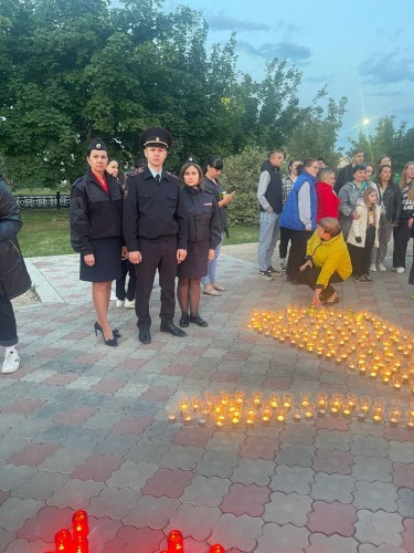 Бузулукские полицейские совместно с представителями общественного совета приняли участие в акции «Свеча памяти».