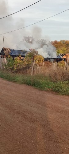 В Оренбургской области участковый уполномоченный полиции помог хозяйке выбраться из горящего дома