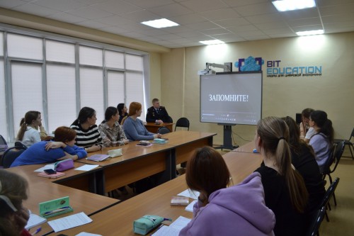 В Оренбурге сотрудники полиции провели профилактическую беседу для студентов педагогического колледжа