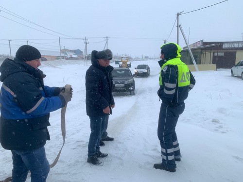 В с.Ташла инспекторами ДПС совместно с сотрудниками ЖКХ Ташлинского района была оказана помощь водителю,