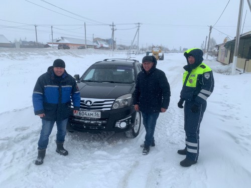 В с.Ташла инспекторами ДПС совместно с сотрудниками ЖКХ Ташлинского района была оказана помощь водителю,