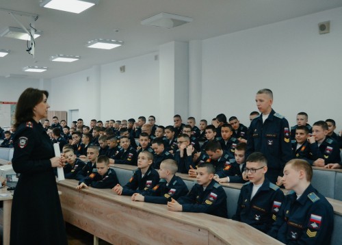 В Оренбурге полицейские провели беседу с кадетами Оренбургского президентского кадетского училища