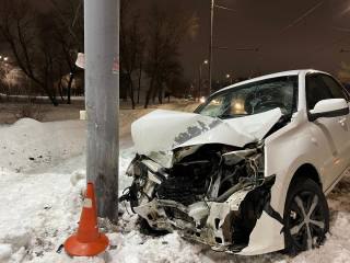 Сотрудники ГИБДД Оренбурга устанавливают обстоятельства ДТП, в котором пострадала женщина-водитель