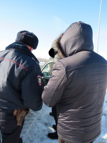 В Переволоцке полицейские задержали мужчину за попытку дачи взятки сотруднику ОГИБДД