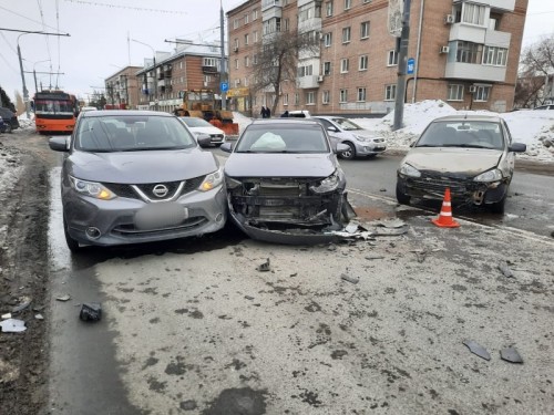 В Оренбурге сотрудники ГИБДД устанавливают обстоятельства ДТП с участием пяти единиц транспортных средств