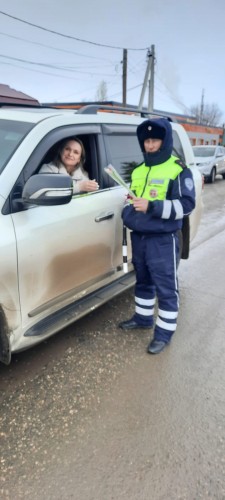 В преддверии Международного женского дня сотрудники Госавтоинспекции Первомайского района поздравили автоледи с праздником