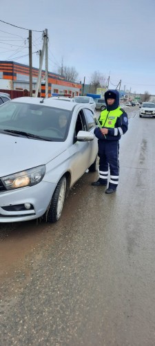 В преддверии Международного женского дня сотрудники Госавтоинспекции Первомайского района поздравили автоледи с праздником