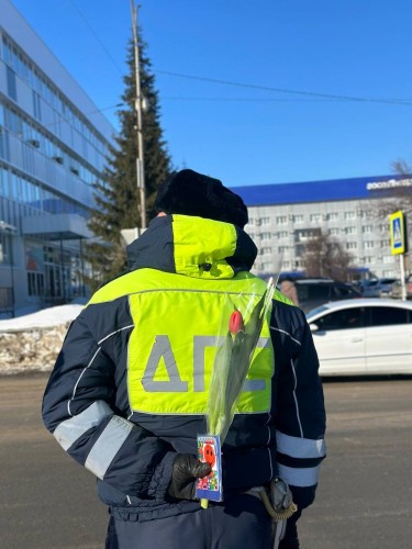 «Километр красоты» и «Ни шагу без комплиментов» - девиз инспекторов ДПС Бузулука на ближайшие дни