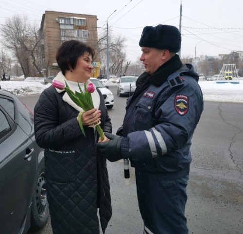 В Оренбурге стартовала акция «Цветы для автоледи»