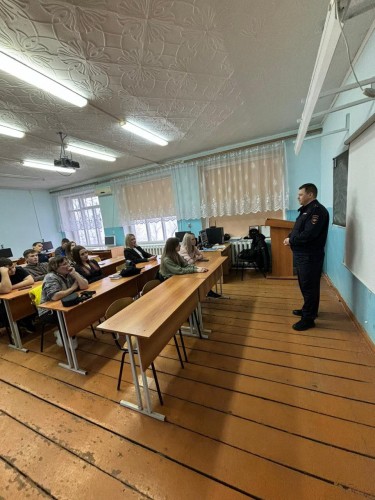 В Бугурусланской автошколе ДОСААФ сотрудник #ГИБДДБугуруслана провел занятия по профилактике дорожно-транспортных происшествий с участием начинающих водителей