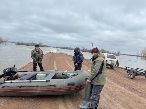 В Новоорском районе Оренбургской области полицейские помогли пожилому человеку добраться до больницы