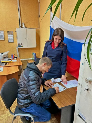 Пострадавшему от паводка бузулучанину, полицейские в кротчайшие сроки вручили новый паспорт