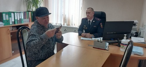 Пострадавшему от паводка бузулучанину полицейские выдали новый паспорт