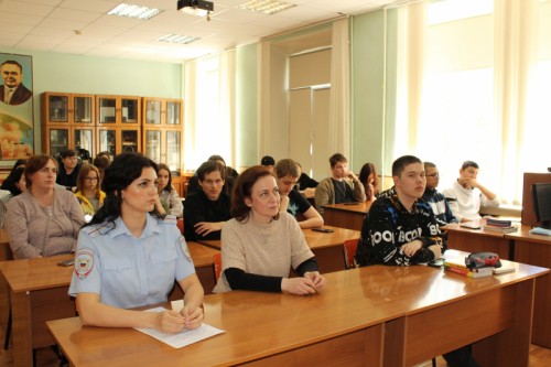 В Оренбурге сотрудники полиции и член Общественного совета встретились со студентами экономического колледжа-интерната