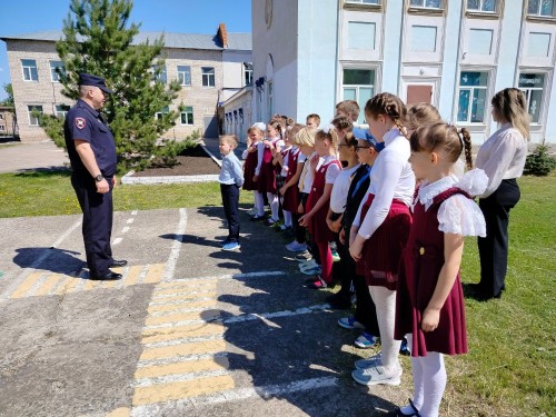 В преддверии летних каникул инспектор ГИБДД напомнил школьникам об основных правилах безопасности на дорогах