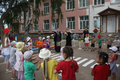 В Новоорском районе сотрудники Госавтоинспекции и представители Общественного совета приняли участие в увлекательном празднике «День Светофора» в детском саду «Теремок»