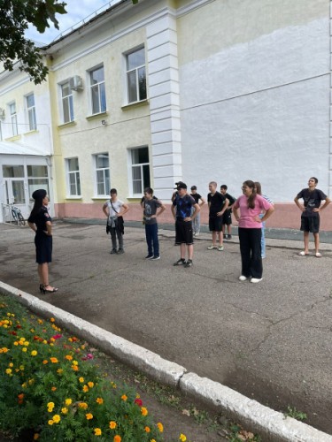 В Оренбурге сотрудники полиции совместно с Общественным советом провели «Зарядку со стражем порядка» для детей, отдыхающих в лагере дневного пребывания