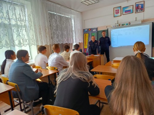 В Комаровской школе полицейские провели беседу об экстремизме и терроризме