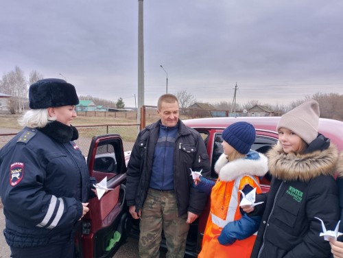 «Ребёнок - пешеход» сотрудники Госавтоинспекции Тоцкого района проводят профилактические беседы с юными участниками дорожного движения.