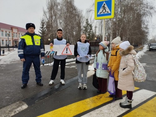 Сотрудники ГАИ и волонтеры Шарлыкского технического техникума вышли на дорогу районного центра с призывом «Пешеход на переход!»