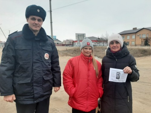 В поселке Новоорск полицейские совместно с волонтерами и общественниками провели мероприятие по профилактике мошенничества