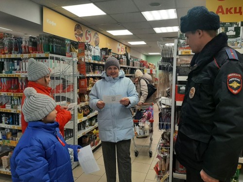 В поселке Новоорск полицейские совместно с волонтерами и общественниками провели мероприятие по профилактике мошенничества