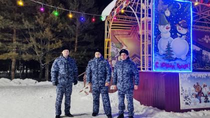 Сотрудники ОМВД России по Саракташскому району обеспечили общественный порядок на открытии поселковой ёлки